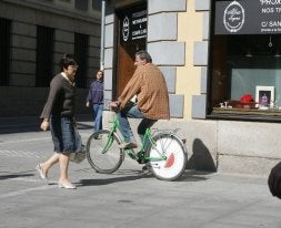 Un ciclista circula por la calle Santa Clara./ LUIS CALLEJA