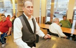 Ricardo Jiménez, dueño de El Gari, en el interior de su bar./ JULIÁN GARCÍA