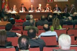 Una de las reuniones para reivindicar la autovía León-Braganza. /A. S.