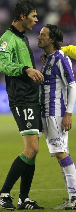 Óscar Sánchez se encara con Zigic. / RAMÓN GÓMEZ