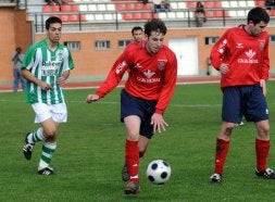 Javi conduce el balón durante el partido ante el Pinilla./ N.HERNÁNDEZ