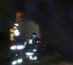 Un incendio en un garaje de Laguna destruye trece coches y tres motos