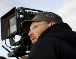 Olivier Megaton sentado en la silla de director./ EL NORTE
