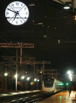 El tren lanzadera, parado nada más salir de la estación Valladolid-Campo Grande. / GABRIEL VILLAMIL