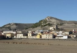 Viviendas de la localidad, con las colinas al fondo./ AGAPITO OJOSNEGROS