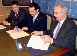 Arranz, Arahuetes y Hernández, en la firma del acuerdo./ EL NORTE