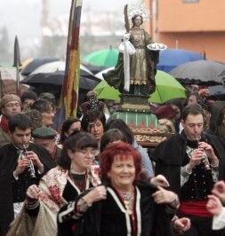 Las aguederas y su cortejo llevan a la santa en andas. / REPORTAJE GRÁFICO DE A. DE TORRE