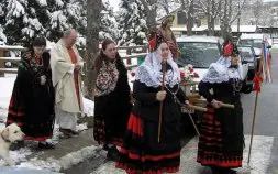La mala meteorología no impidió que las águedas del Real Sitio de San Ildefonso también celebraran su fiesta, con una procesión que desfiló entre la nieve. / EL NORTE