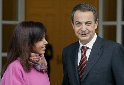 Rodríguez Zapatero y la presidenta de Argentina, Cristina Fernández, ayer en la Moncloa./ BALLESTEROS-EFE