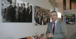 Jambrina observa la fotografía del primer gobierno de la Junta al que perteneció, en la exposición de los 25 años de autonomía. / J. RUIZ