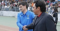 José Luis Mendilibar y el mexicano Hugo Sánchez se saludan al principio del            partido. / GABRIEL VILLAMIL