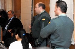 Soraya R. E., de espaldas, es la madre de la niña que aparece en los pinchazos. / R. O.