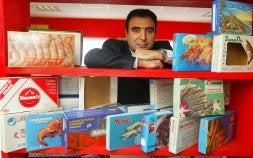Francisco Esgueva, entre embalajes de cartón para marisco congelado, en la planta de Aldeamayor de San Martín. / GABRIEL VILLAMIL