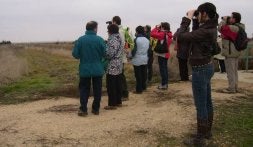 Participantes en la ruta, durante la observación de aves. / EL NORTE