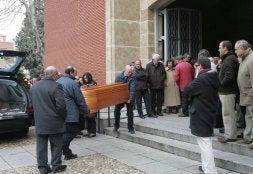 El féretro con los restos mortales de Javier Santos llega ayer a la iglesia de San José. / J. RUIZ