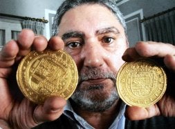 Juan Francisco Sáez muestra los dos centenes que saldrán a subasta en octubre. / EL NORTE