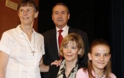 La religiosa Belén Escauriaza, Alfonso Conde y la joven pianista Piluca García, con su madre.