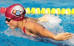 La nadadora palentina Ester Rodríguez, en plena prueba nacional. / EL NORTE