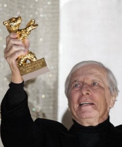Jarre, con el Oso de Oro de la Berlinale, el pasado febrero. / M. S.-AP