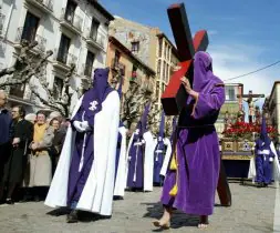 Nazarenos durante la procesión de la cofradía de las Siete Palabras del Viernes Santo./ W. G.-EFE