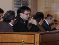 El intermediario y el principal acusado, primero y tercero por la izquierda, en el juicio de ayer. / M. Á. S.