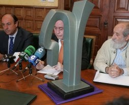 El director general de Urbaser, Manuel Andrés Martínez, a la izquierda, junto al alcalde, Heliodoro Gallego, y al escultor Luis Alonso, en la presentación de la colosal estatua. / J. RUIZ