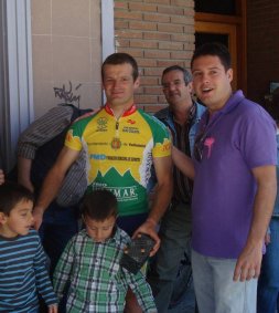 Jesús Gilmartín recibió al final de la prueba su homenaje. / EL NORTE