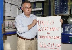 Agustín Marcos, dueño de la administración en la que se selló el boleto ganador.  / EFE