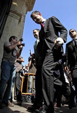 Ricardo Costa llega a la sede del Tribunal Superior de Justicia en Valencia. / MANUEL BRUQUE-EFE
