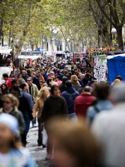 3.500 PUESTOS. Miles de personas recorren cada domingo El Rastro, un universo de artículos a la venta./ CARLOS CAZURRO BURGOS. © E.M. PROMOCIÓN DE MADRID, S.A., 2008