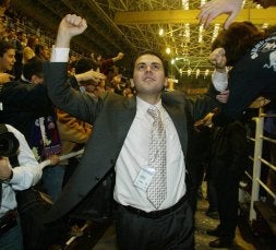 Jaime González celebra el título de la Copa Asobal 2002 en el Pisuerga.