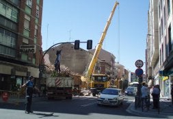La retirada de la máquina volvió a colapsar ayer por la mañana el túnel de Labradores. / R. OTAZO