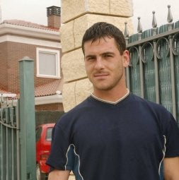 David Valladolid Sandino posa delante de su casa./ MERCHE DE LA FUENTE