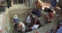 Trabajos de exhumación en la fosa de Benegiles, la primera abierta en la provincia de Zamora. / EFE