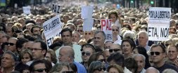 Miles de manifestantes llenaron las calles de Bilbao bajo el lema 'ETA No. Por la libertad'; a la cabeza de la manifestación, los familiares de Puelles y de otras víctimas de ETA. / LUIS ÁNGEL GÓMEZ