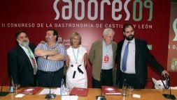 Javier Pérez, Pepe Iglesias, Mercedes Pedrosa, Carlos Maribona y Jonathan Amengol, en la mesa sobre prensa especializada. / L. C.