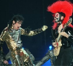 Michael Jackson mueve la pelvis en el escenario del José Zorrilla junto a Jennifer Batten, su guitarrista en las giras 'Bad', 'Dangerous' y 'HIStory'. / EL NORTE
