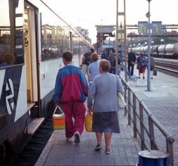 Varios pasajeros toman el tren playero a Santander. / EL NORTE