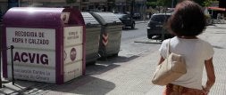 Una mujer pasea junto a uno de los contenedores colocados por la asociación contra la violencia de género en el paseo de Ezequiel González. / ANTONIO DE TORRE