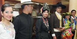 Varias parejas vestidas con sus trajes tradicionales./ ANTONIO DE TORRE