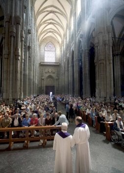 Dos sacerdotes antes de la misa en la catedral de Vitoria. / A. R.-EFE