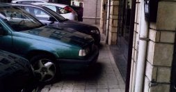 Caminar por la acera sorteando nuevos obstáculos