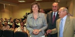 María Jesús Ruiz, Antonio Gato y Celedonio Esteban entran en la sala donde esperaban los alcaldes de los pueblos beneficiados. / A. TANARRO