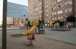 Parque Los Abetos en el barrio de San Juanillo de la capital palentina, en el que se va a mejorar el suelo de caucho. / MERCHE DE LA FUENTE