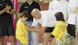 Sierra firma unas camisetas a unos jóvenes aficionados.