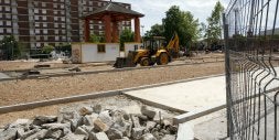 Obras en la plaza de la Constitución, incluidas en uno de los trece proyectos del Plan E que ejecuta                                            el Ayuntamiento de Palencia. / MERCHE DE LA. FUENTE