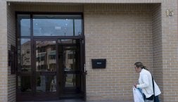 Entrada al edificio en la capital burgalesa donde residía la joven detenida, su madre y el pequeño. / FÉLIX ORDÓÑEZ