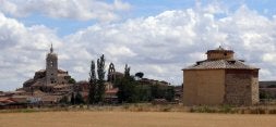 Conjunto monumental de Támara de Campos, adornado con palomares. / FOTOS DE GONZALO ALCALDE CRESPO