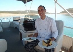 Jesús Ferreras muestra dos de sus creaciones en el barco. / ARGI