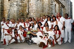 Miembros de la peña San Marcos, ataviados con su vestimenta identificativa. / EL NORTE